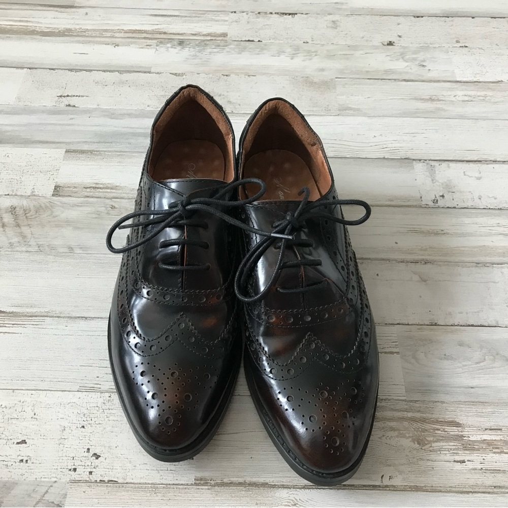 Mona flying Women's Leather Perforated Lace-up Oxfords Like new condition